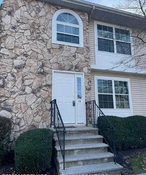 19 Karen Dr #19 — Photo 1