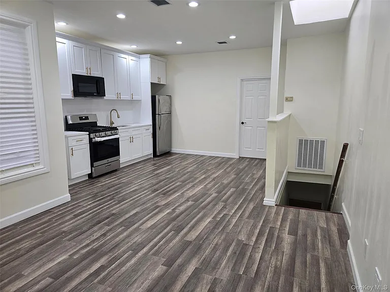 10750 Van Wyck Expy — Photo 2