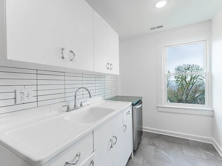496 Dorsey Ave #4 — Photo 5