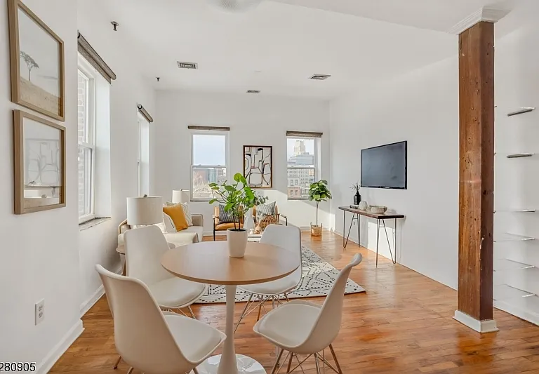 54-60 McWhorter St #307 — Photo 2