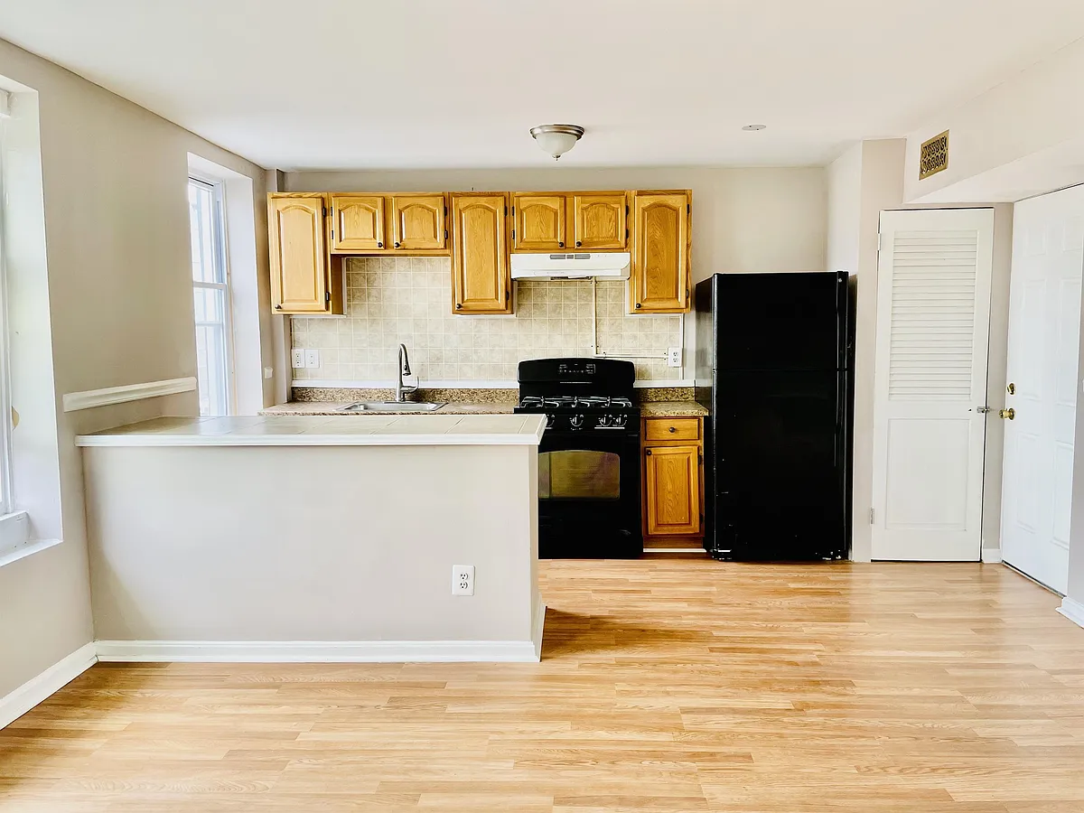Building Photo - 2018 N Charles St #3F
