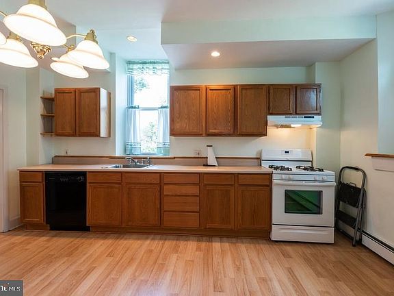 4th image of 400 Highland Ave APT A