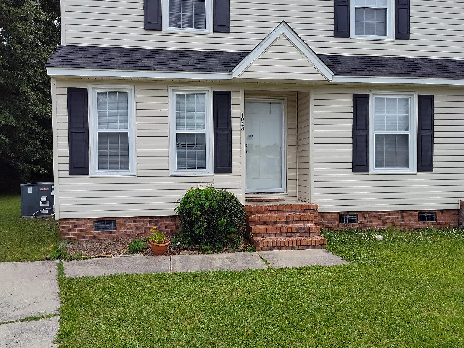 2 bed, 1.5 bath, 1092 sqft, $1,100 — Photo 1