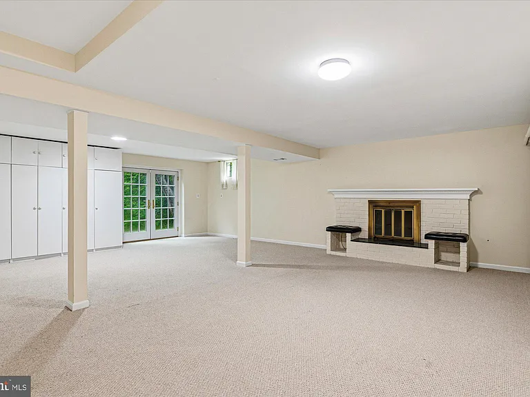 9708 Locust Hill Dr — Photo 42