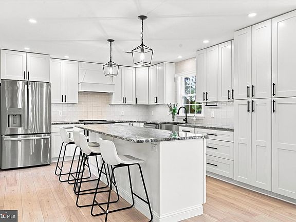 3rd image of 204 Edith Ln