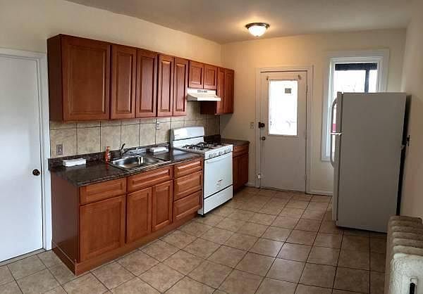 1st image of 391 Main St #3R