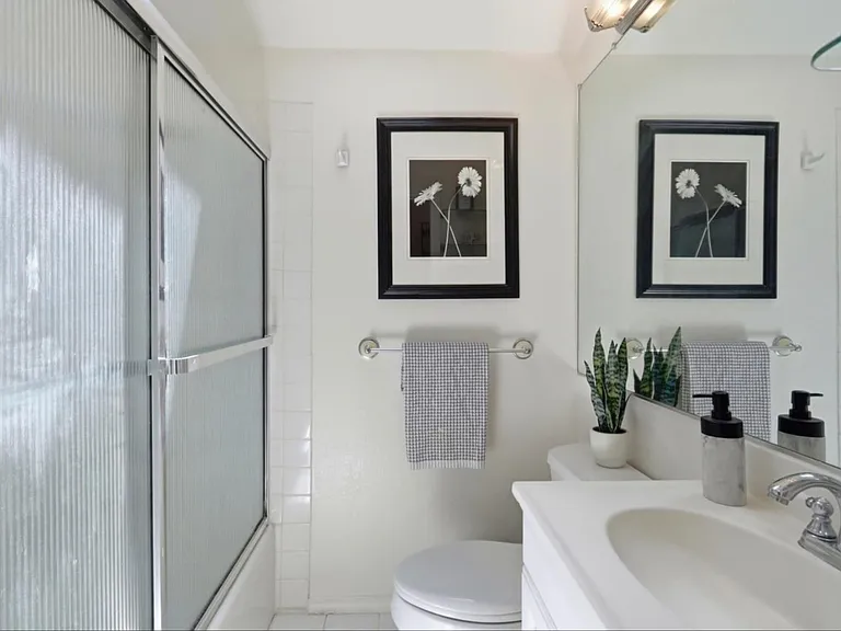 421 Burgoyne St — Photo 23