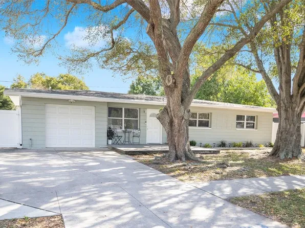 8095 Nightingale Ln, Seminole, FL 33777