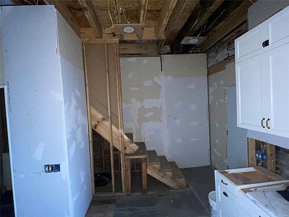 4th image of 2242 Osage St