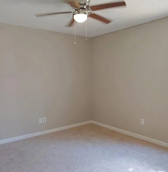 102 Pelham Dr — Photo 24