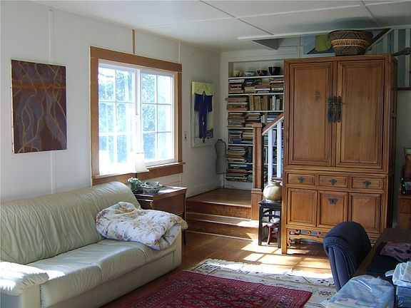 2nd image of 608 Hemlock St NE