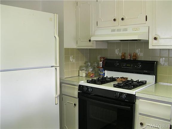 4th image of 8 Fernwood Ave