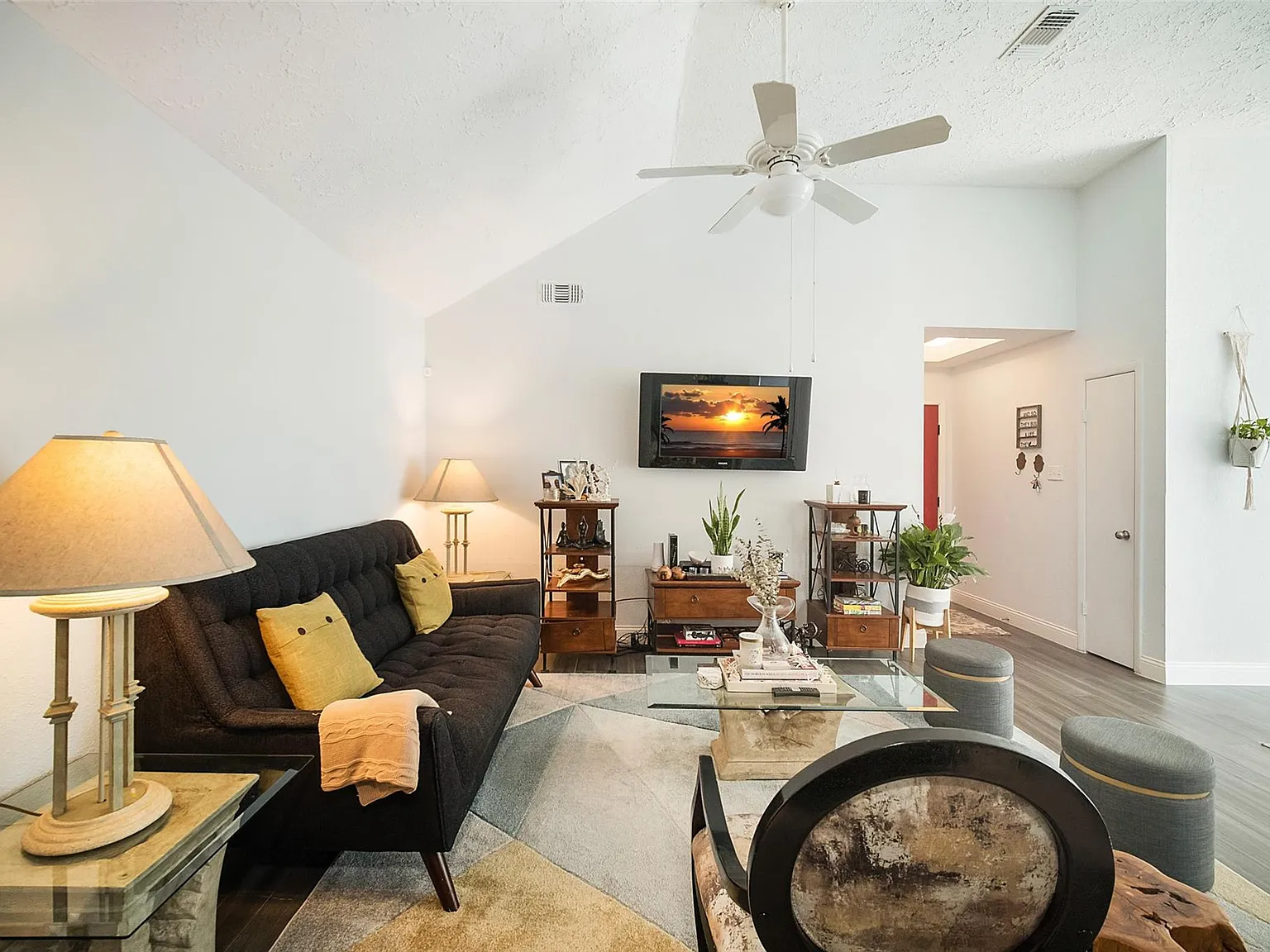 3 bed, 2.0 bath, 1269 sqft, $2,000 — Photo 3