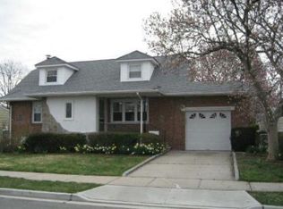 4 Seymor Ln, Hicksville, NY 11801