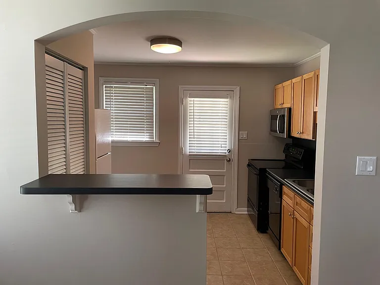 2305 Bernard St — Photo 3