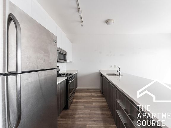 5th image of 2703 W North Ave #302