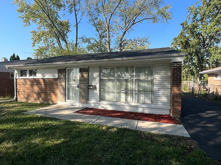 1490 Burnham Ave — Photo 3