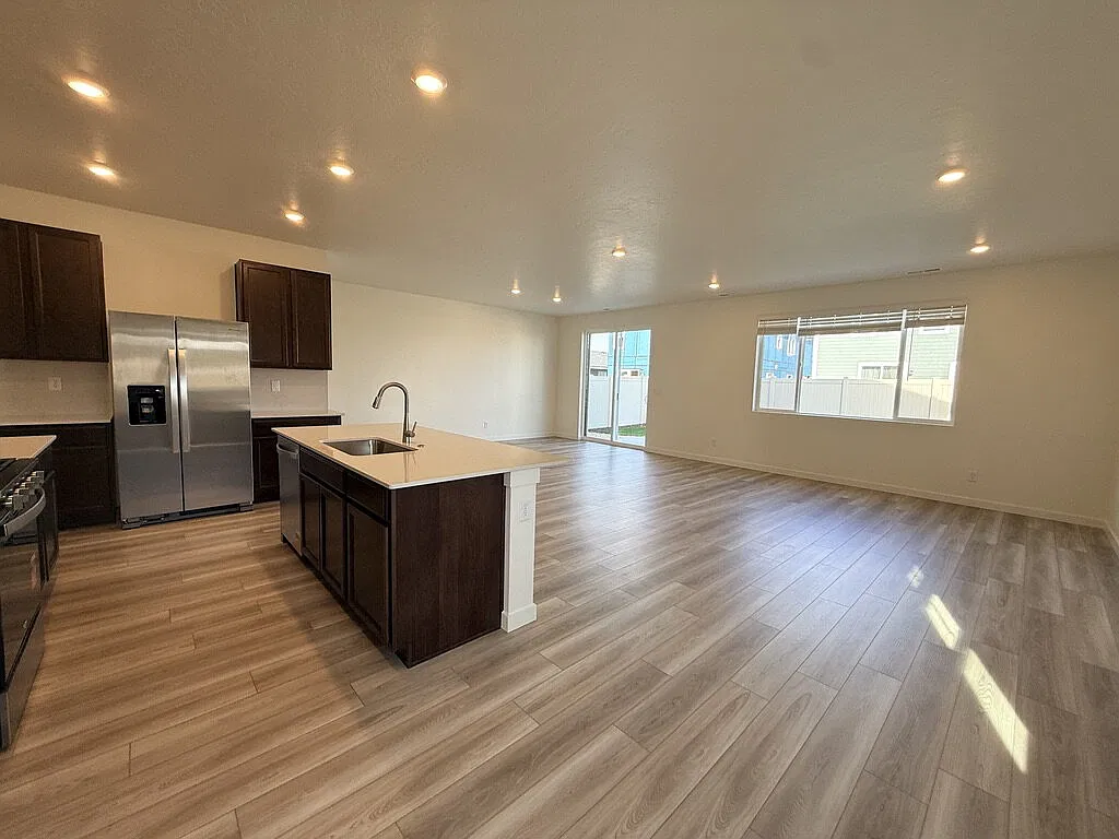 4 bed, 3.0 bath, 2330 sqft, $2,700 — Photo 2