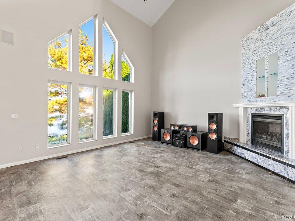 2076 S Long Lake Rd, photo 6