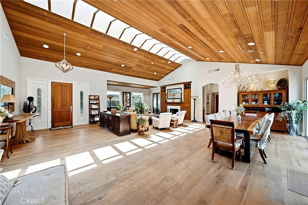 4 bed, 5.0 bath, 4310 sqft, $18,500 — Photo 3