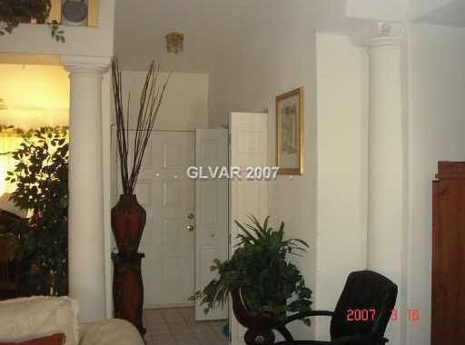 FAMILY ROOM VAULTED CEILING