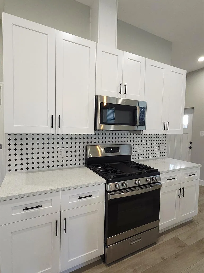 3 bed, 2.5 bath, 2166 sqft, $2,200 — Photo 3
