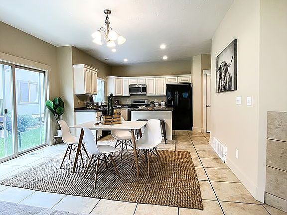 4th image of 2548 N Elm Dr
