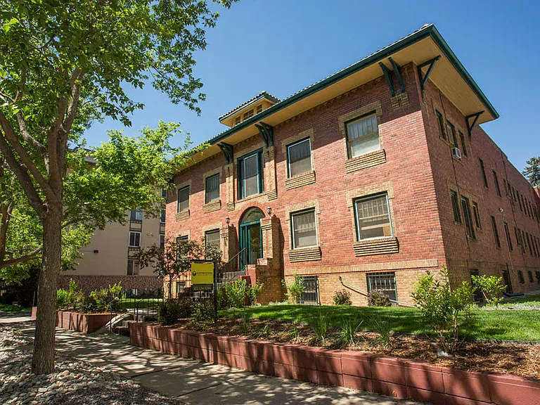 1035 N Pearl St — Photo 14