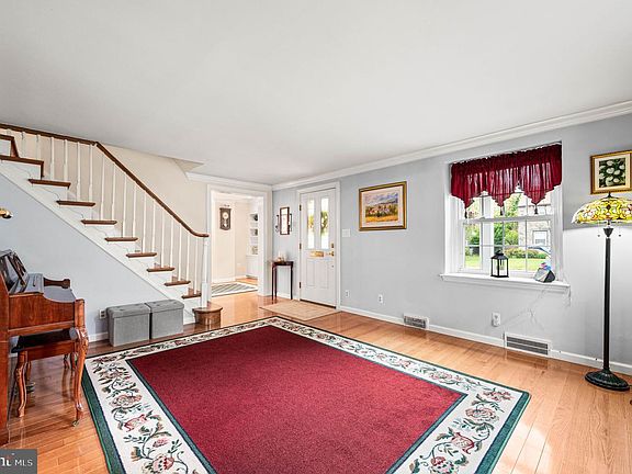 4th image of 481 Maplewood Rd