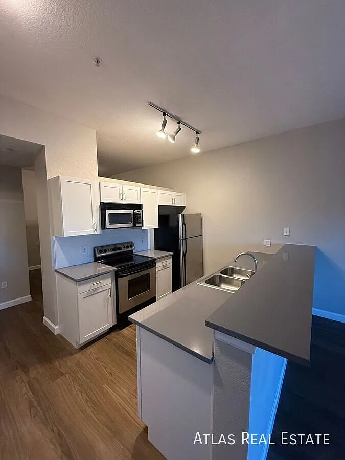 Brand new 2 bed Condo W/ Garage for Rent in the beautiful Town Square Lofts! — Photo 1