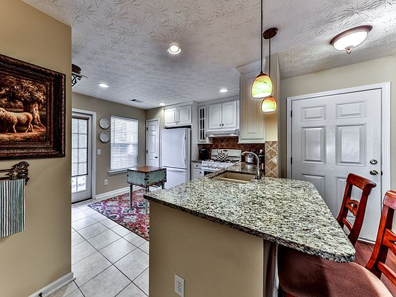 4th image of 516 W Oaks Dr