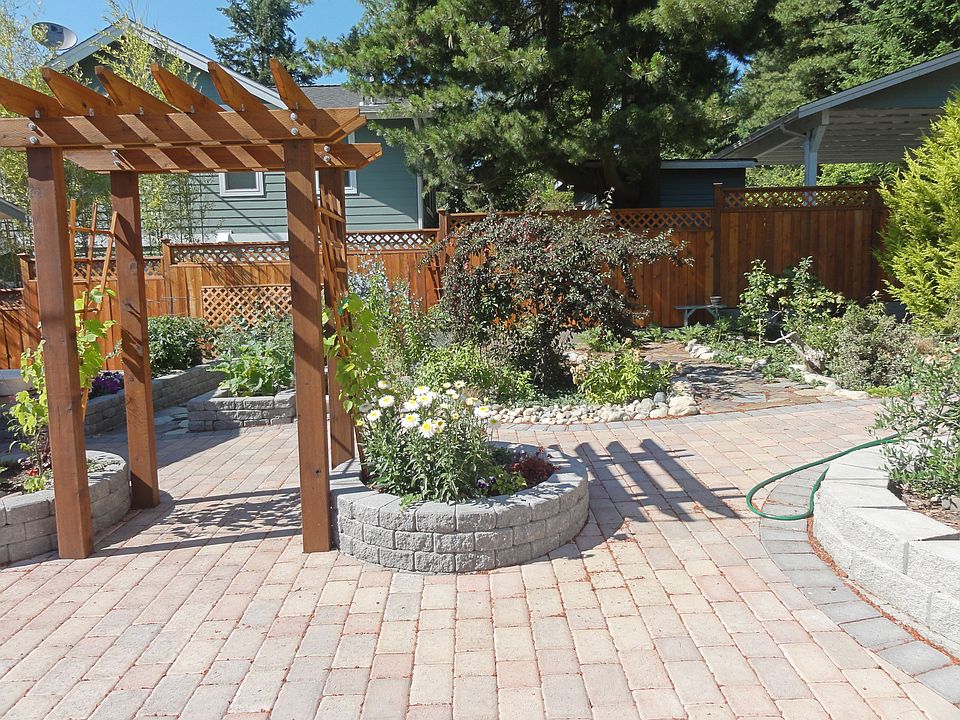 2nd image of 15867 15th Ave NE