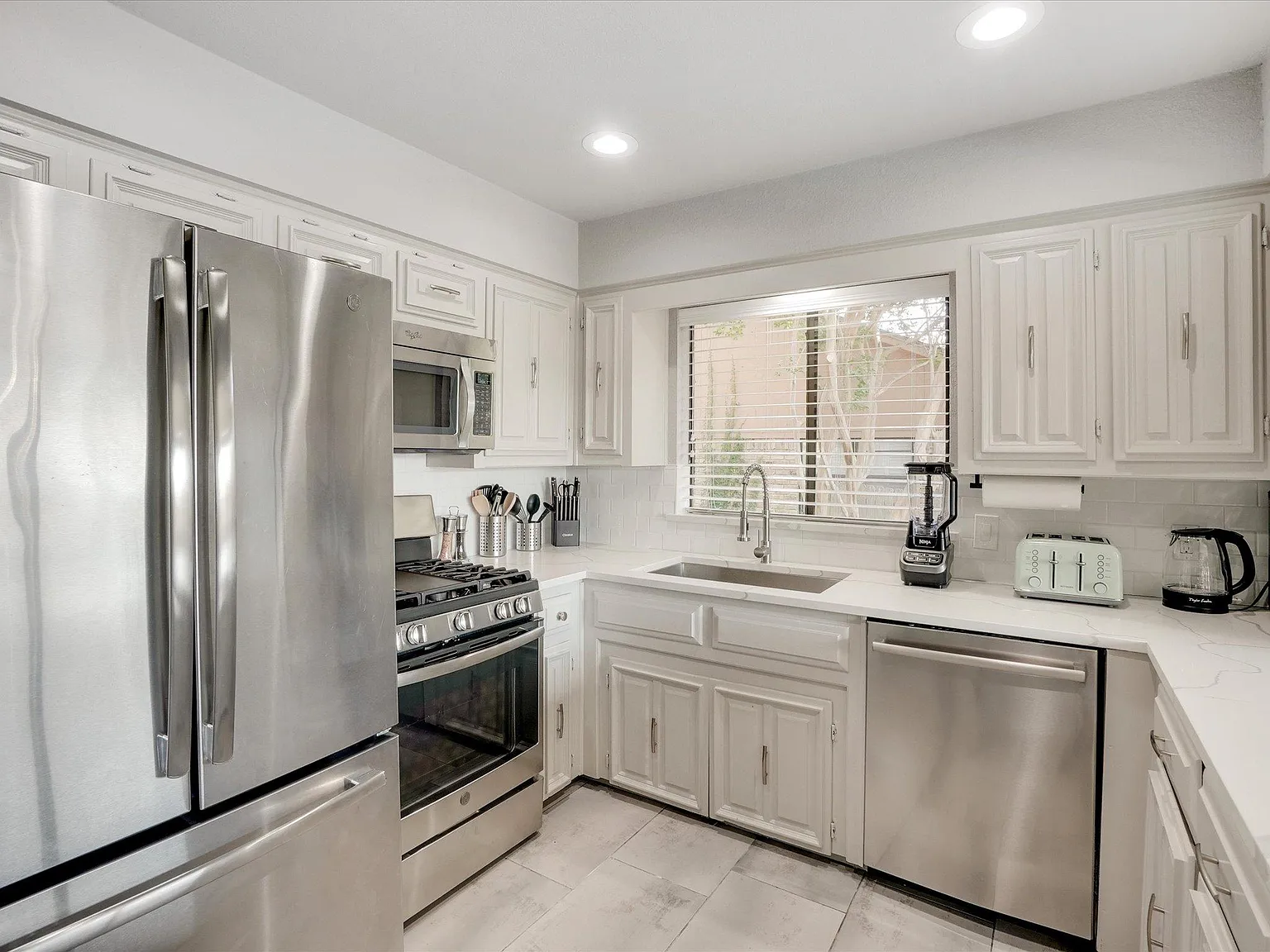 4 bed, 2144 sqft, $8,750 — Photo 4