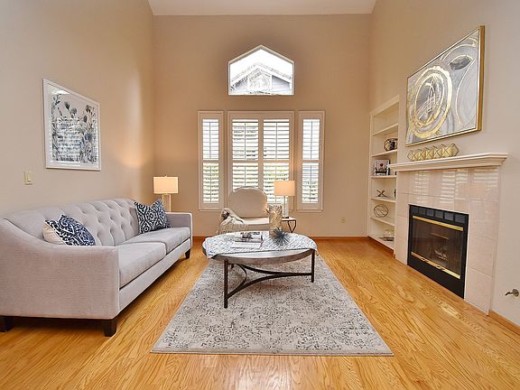 2nd image of 39 Mountain Valley Pl
