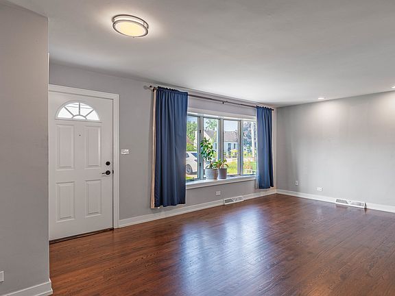 4th image of 10016 W Medill Ave