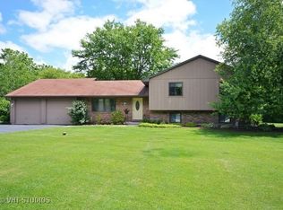 8N011 Oak Dr, St Charles, IL 60175