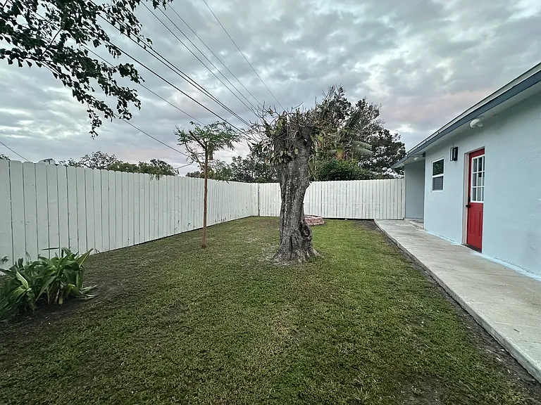 2210 S Euclid Cir #B — Photo 3