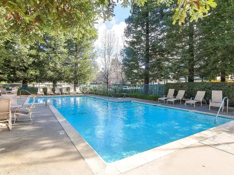 414 Galleria Dr #4 — Photo 41