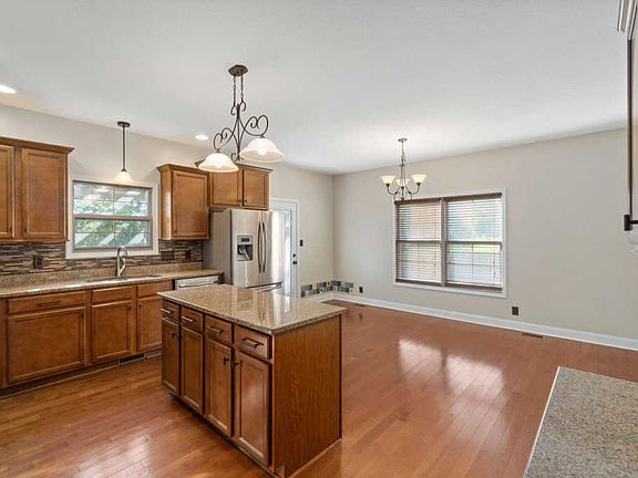 3rd image of 121 Summer Terrace Ln