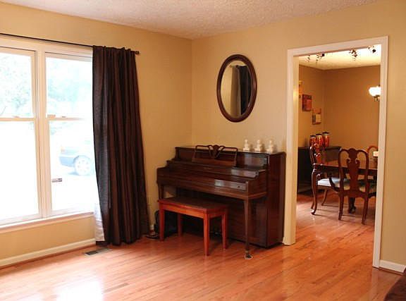 5th image of 905 Riverbend Dr