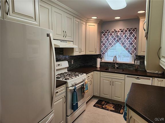 2nd image of 1545 Harvest Dr W