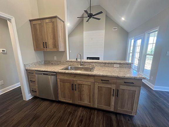 5th image of 208 Blossom Ln