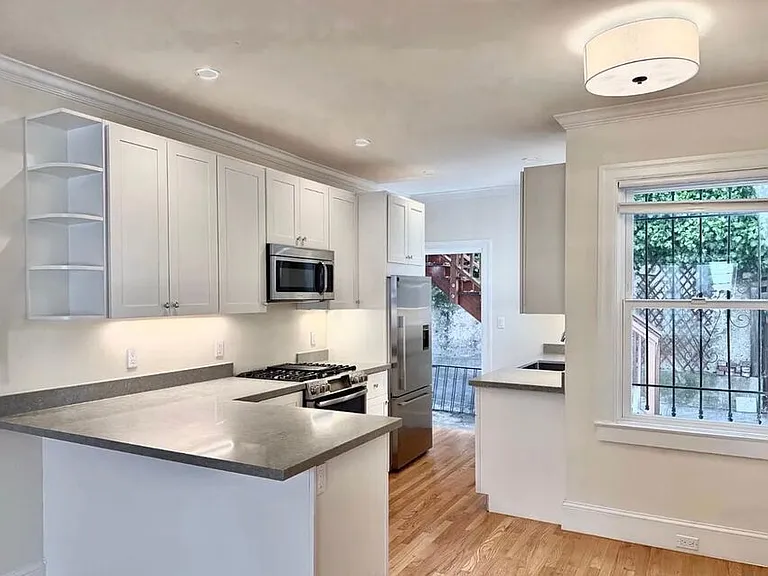 72 Pearl St — Photo 2