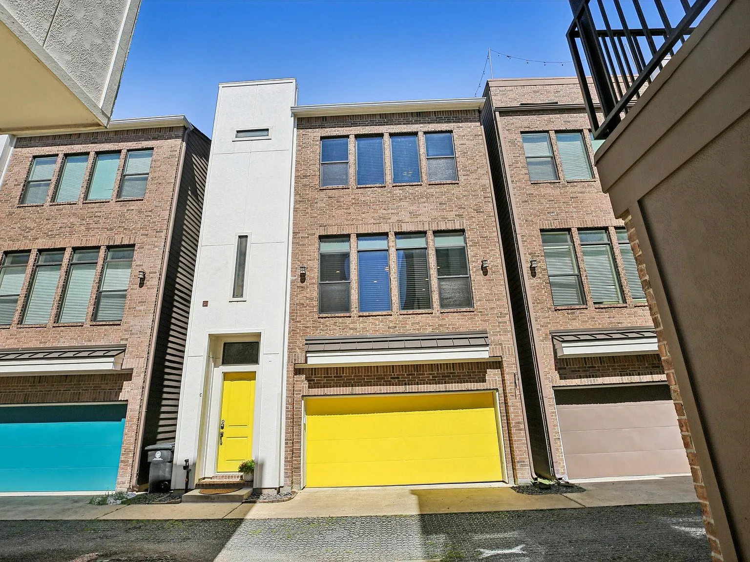 3 bed, 3.5 bath, 2125 sqft, $2,500 — Photo 2