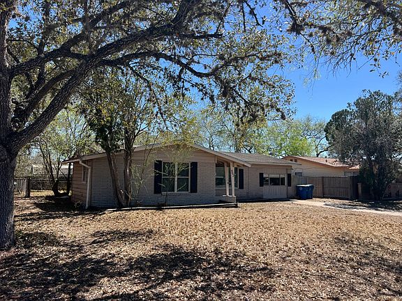 3rd image of 902 E Crockett St