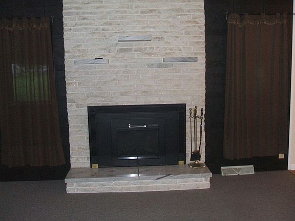 ELECTRIC FIREPLACE/FAMILYROOM