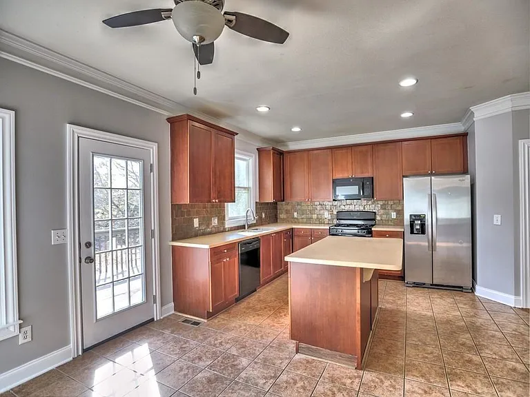 975 Odessa Dr NW — Photo 16