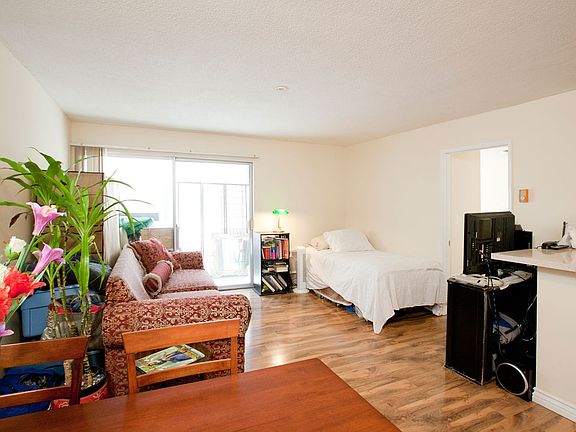 2nd image of 256 S La Fayette Park Pl APT 211