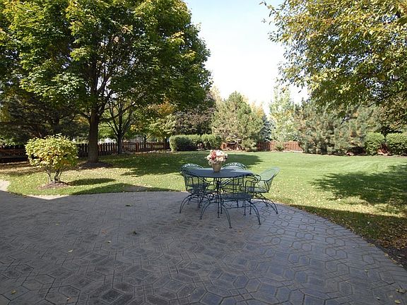 Park-Like Fenced Yard!