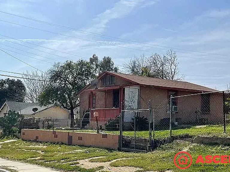 2418 N Inyo St — Photo 1